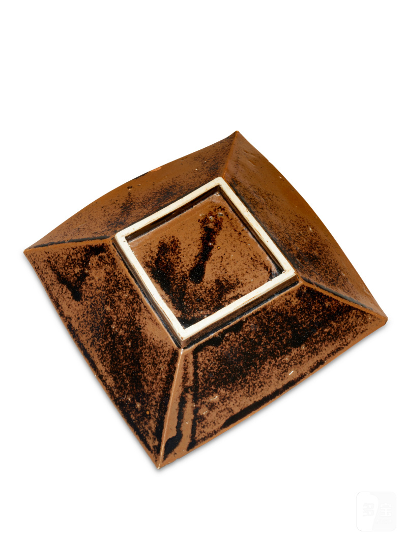 A KUTANI SQUARE DISH  JAPAN, EDO PERIOD, CIRCA 1700 - 图5